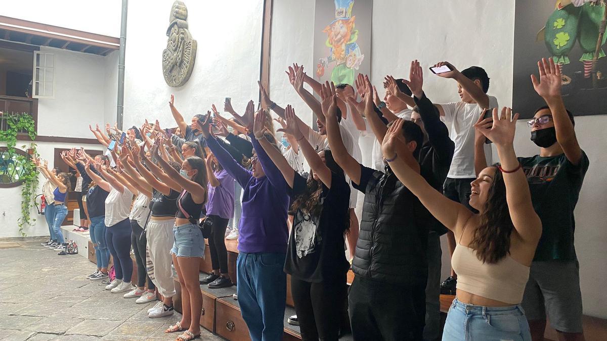 Ensayo de los representantes de las murgas infantiles para la gala de la cantera del domingo 19 de junio.