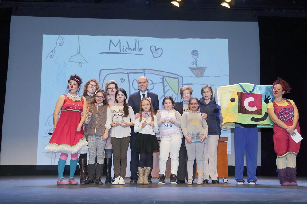 Echávarri entrega los premios de los concursos escolares organizados con motivo del Día del Consumidor