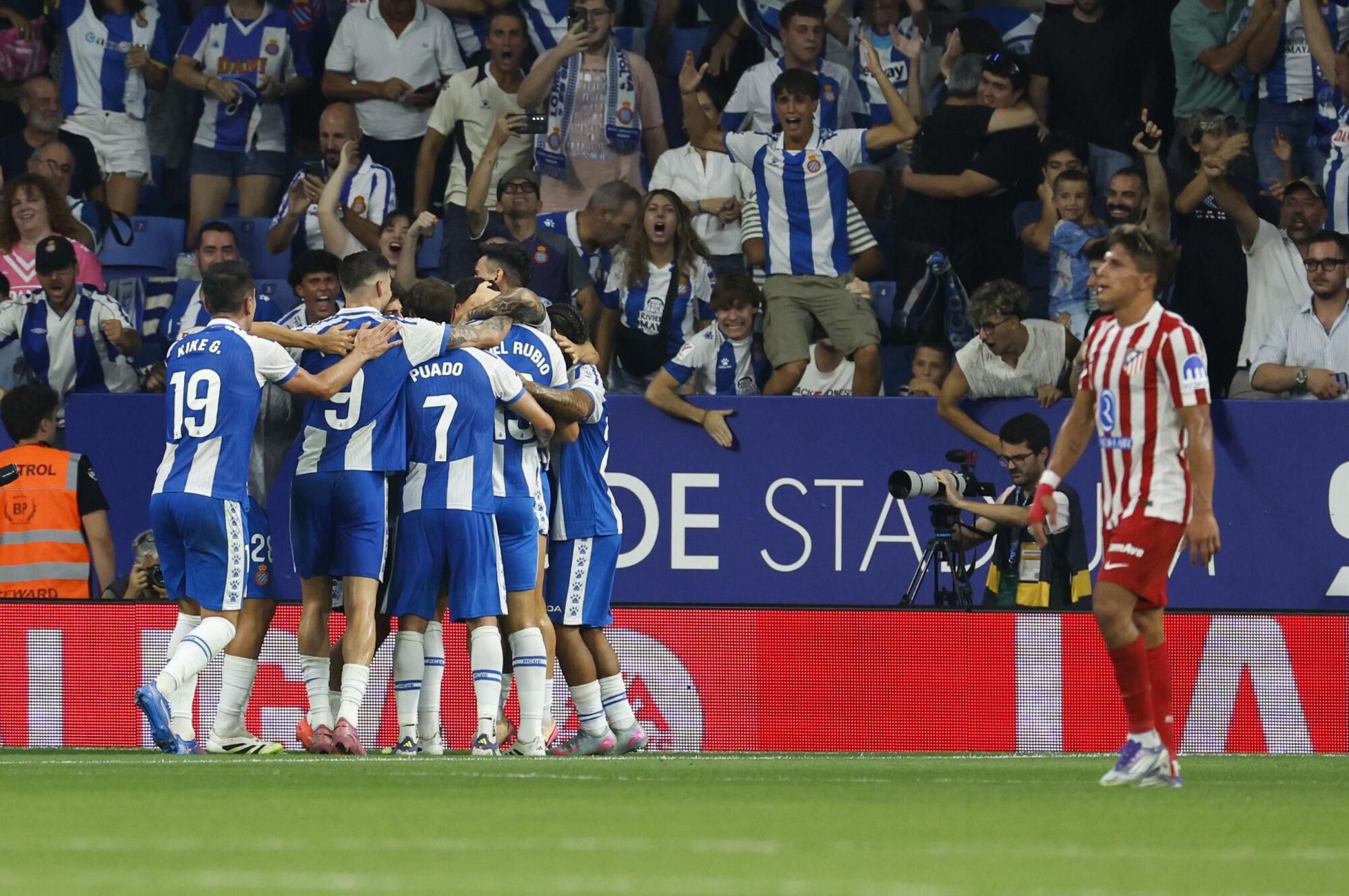 CORNELLÁ-EL PRAT, 17/08/2025.- Los jugadores del Espanyol celebran el gol de Miguel Ángel Rubio, primero de los periquitos, durante el partido de la primera jornada de LaLiga que RDC Espanyol y Atlético de Madrid juegan este domingo en el RCDE Stadium. EFE/Toni Albir