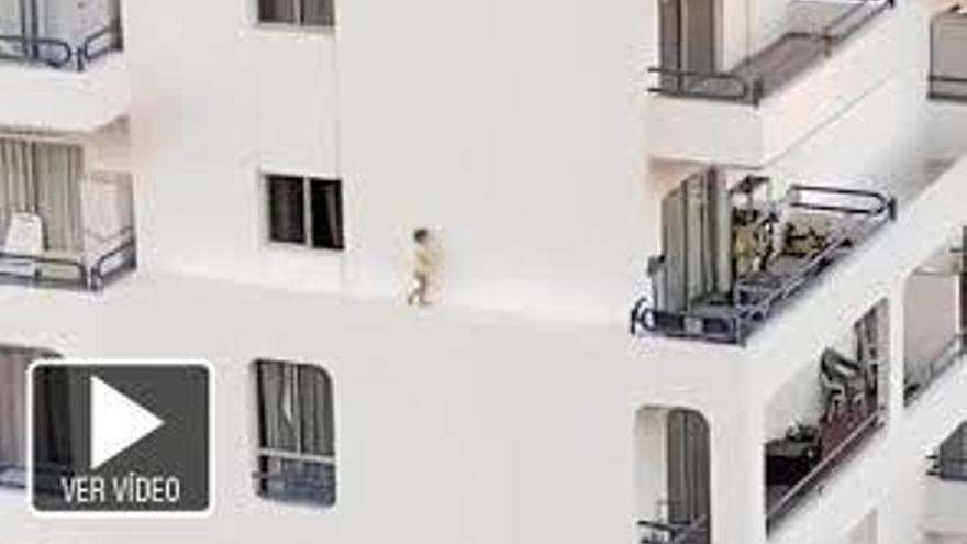 Captura del video en el que se ve a la niña corriendo por la cornisa de un edificio en Tenerife.
