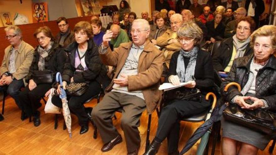 Asistentes a la asamblea celebrada ayer en la asociación de vecinos.  // R.Grobas