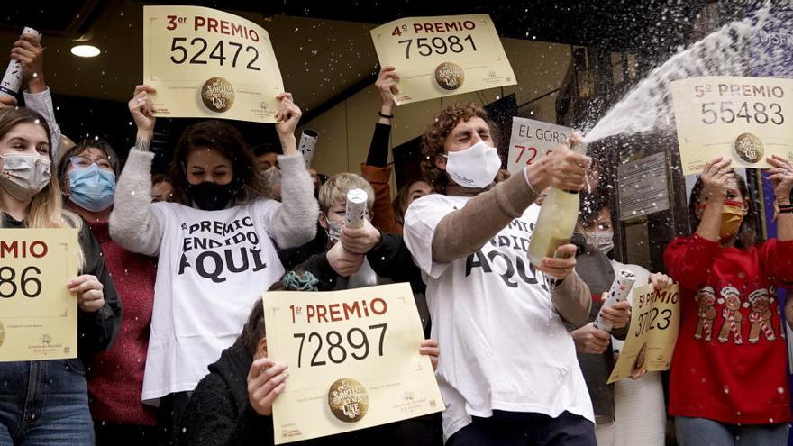 Loteros de Doña Manolita de Madrid festejan haber vendido décimos del Gordo