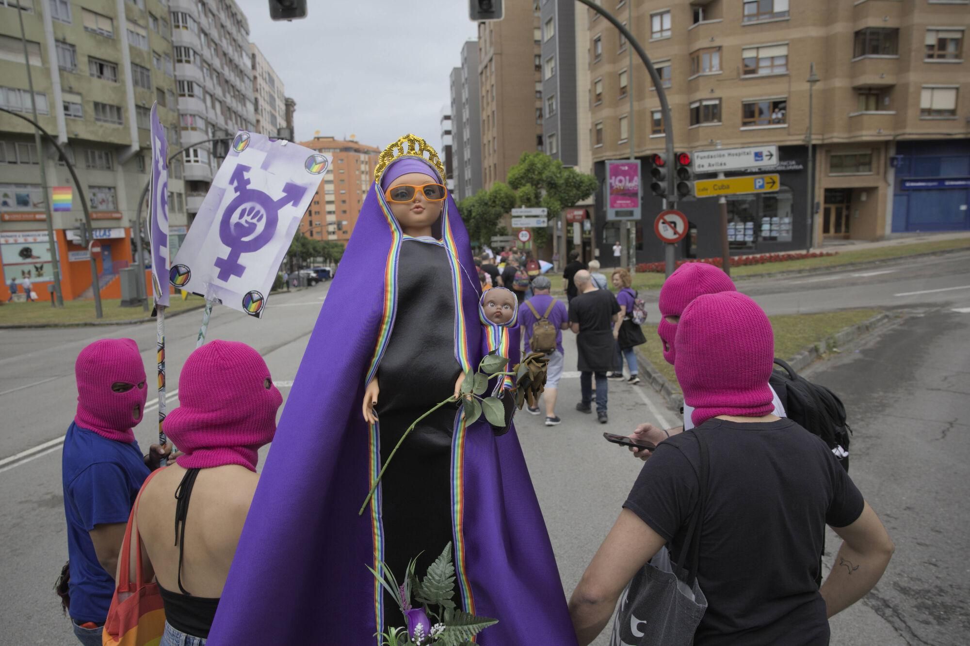En imágenes: Así fue la manifestación LGTBI de Avilés, con "Santina de Queervadona" incluida