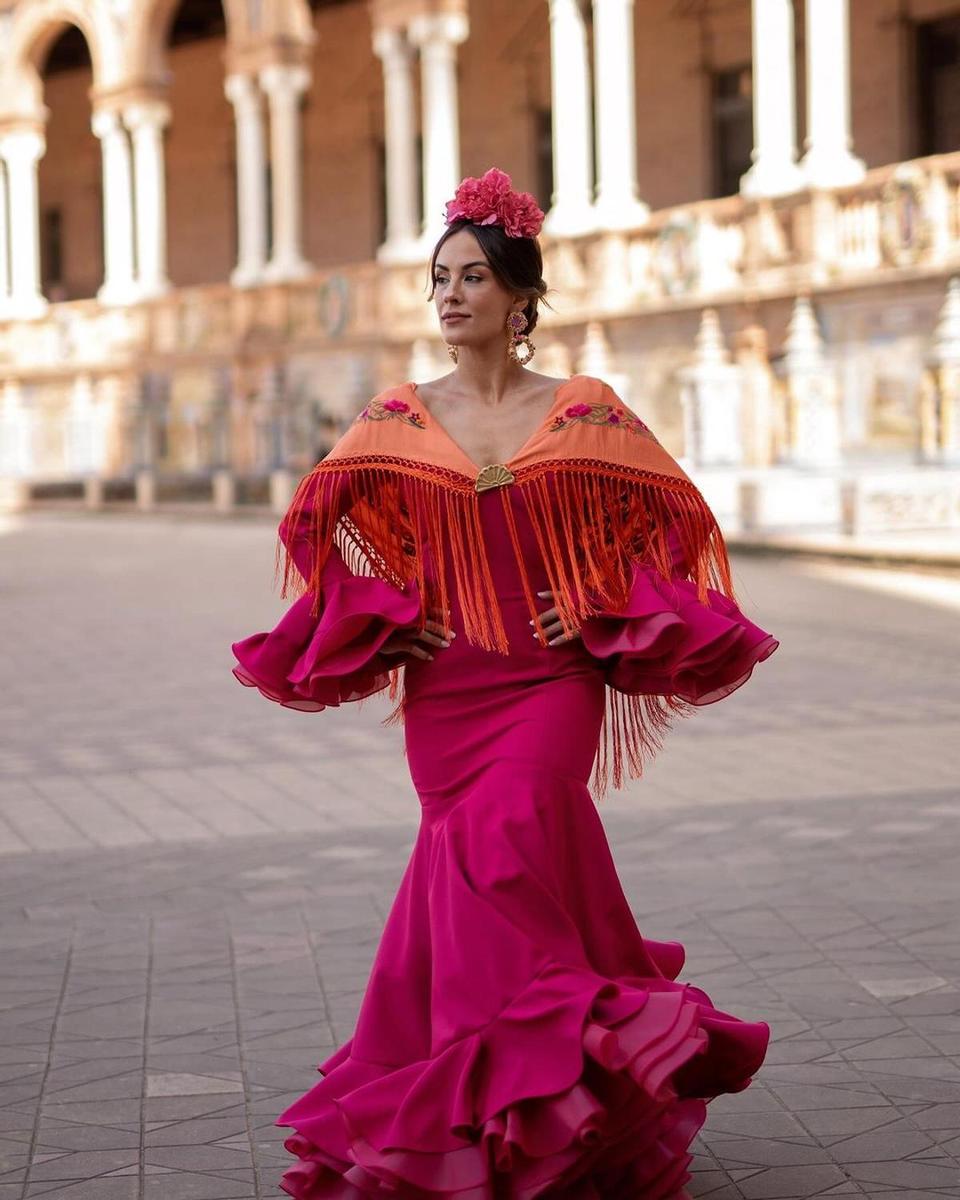 Susana Megan, con vestido fucsia de Sibilina y manton naranja de Carmen Sánchez de Ventura