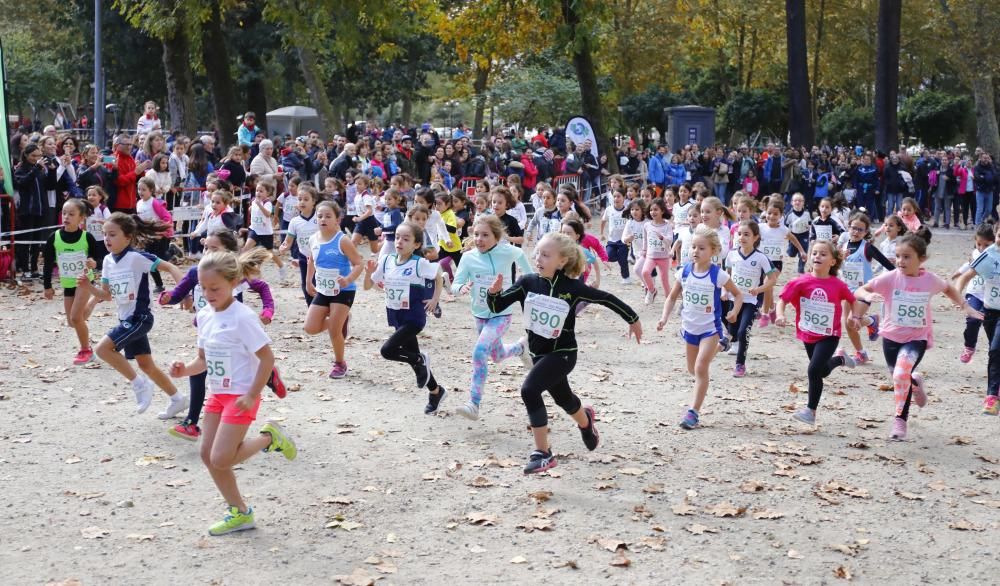 Más de 1.100 jóvenes atletas desafían a las bajas temperaturas para participar en la tradicional carrera de cross escolar.