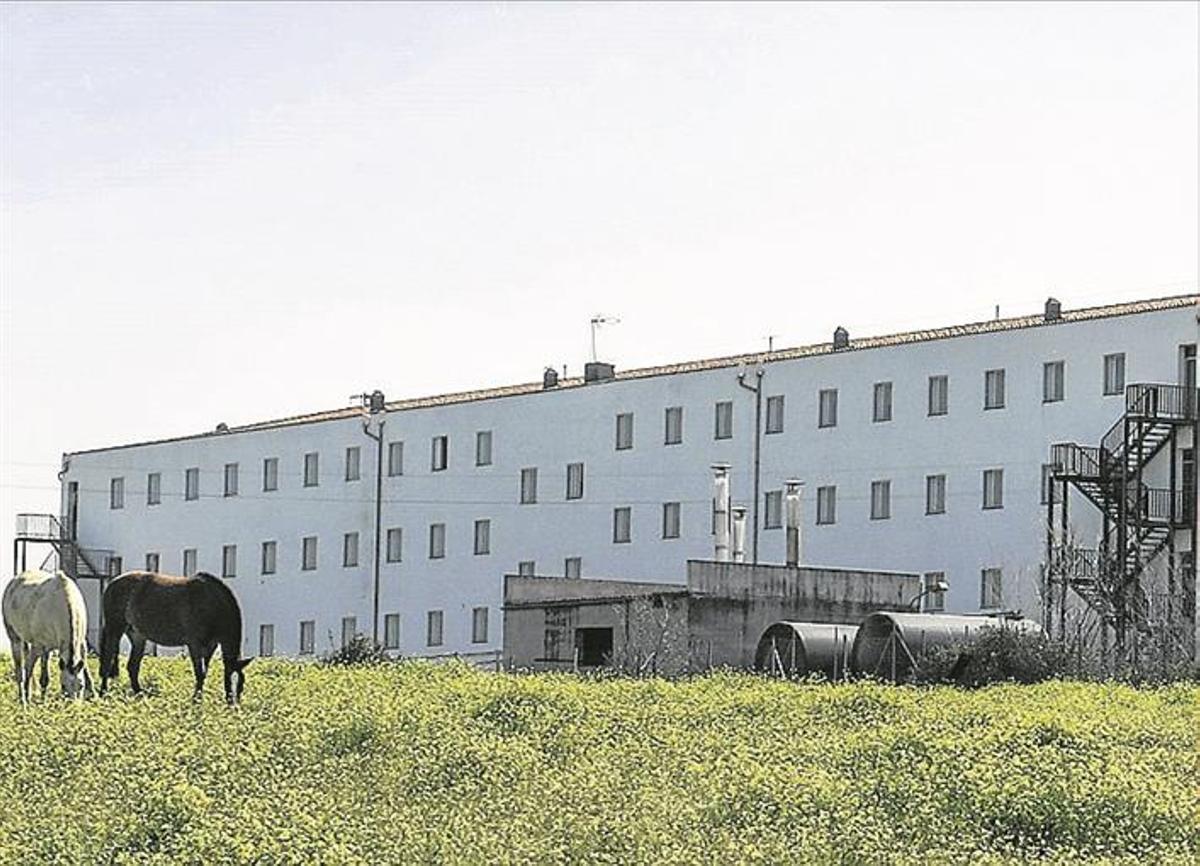La escuela de idiomas de Cáceres continuará en el mismo lugar y el conservatorio se llevará a la Laboral