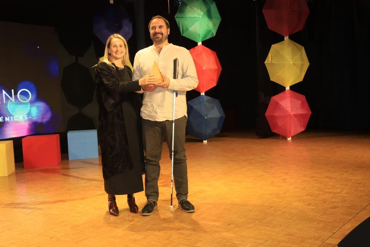 La alcaldesa de Cehegín, Alicia del Amor, entregando uno de los reconocimientos