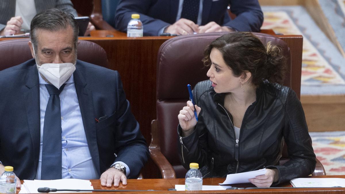 Isabel Díaz Ayuso y el consejero de Presidencia, Justicia e Interior, Enrique López.