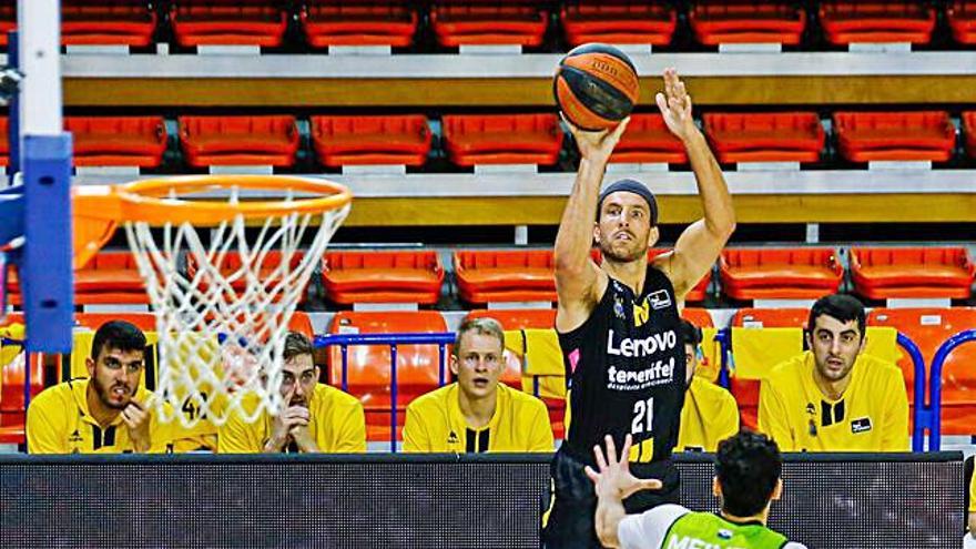 Butterfield ejecuta un lanzamiento de tres. | | ACB PHOTO