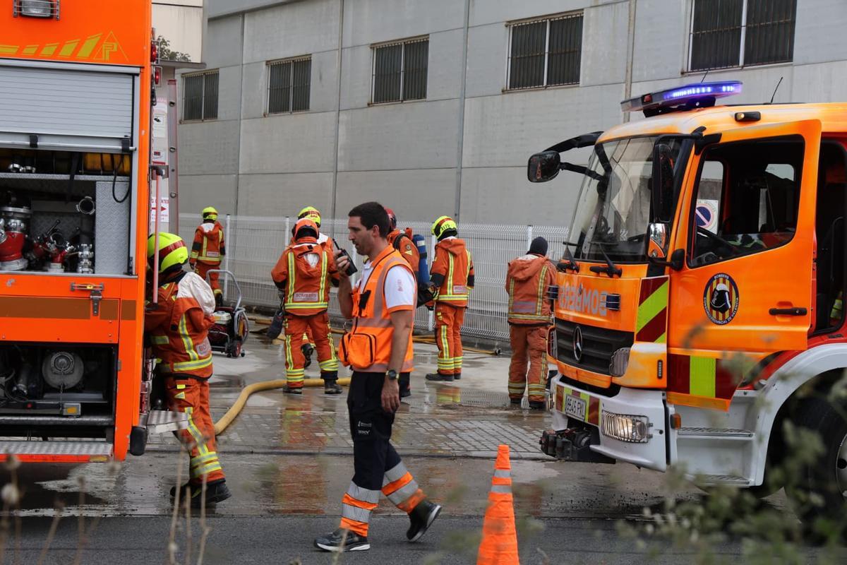 Efectivos de bomberos en el incendio de la nave.