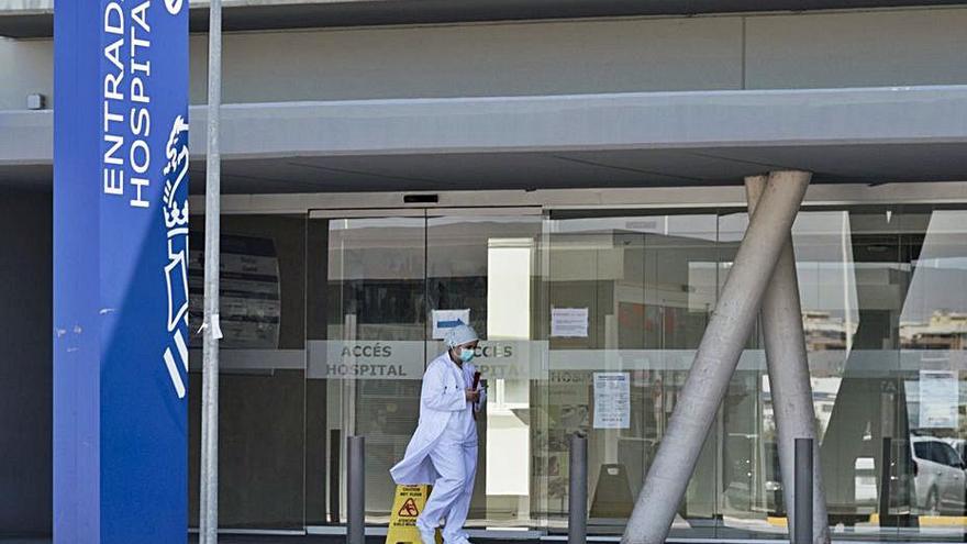 Una sanitaria a las puertas del hospital de Gandia. | LEVANTE-EMV