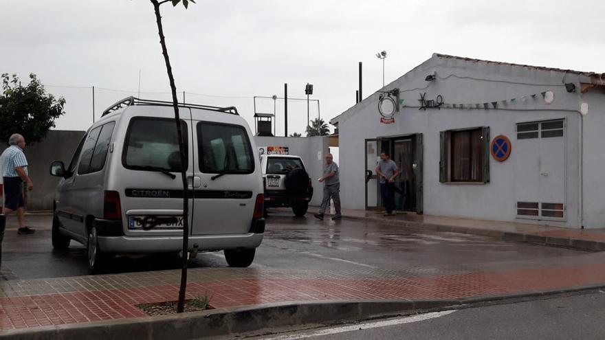 Imagen de la entrada al bar KM 0 del polideportivo local.