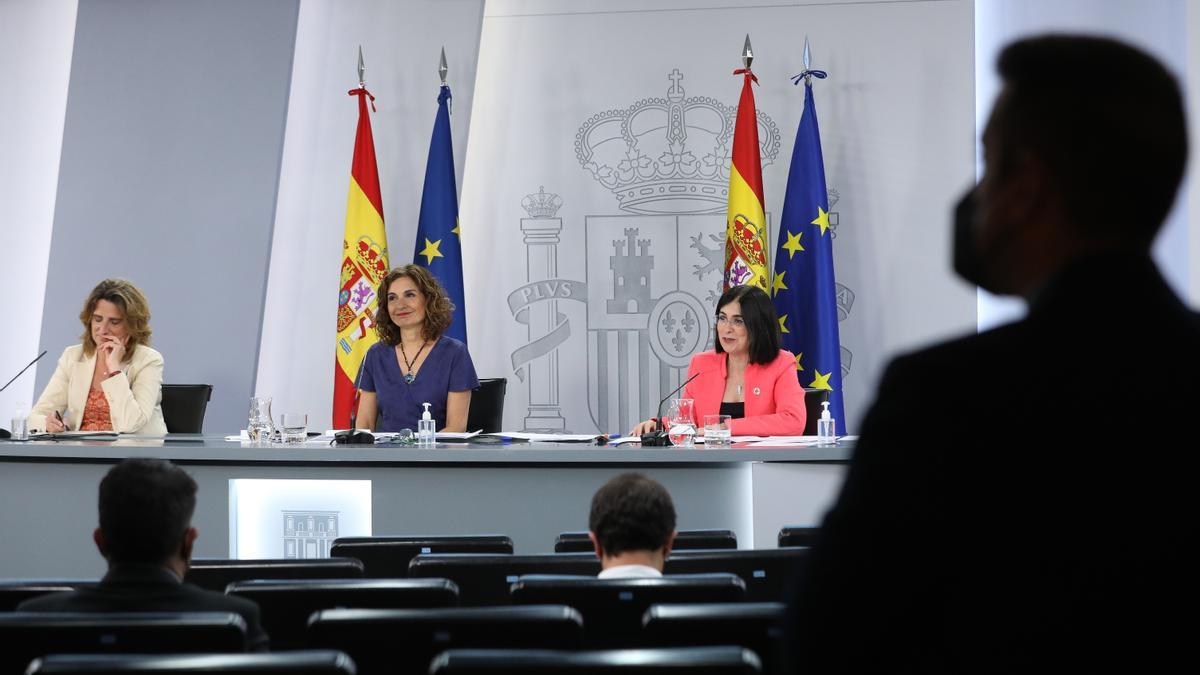 Las ministras Ribera, Montero y Darias, ayer, tras el Consejo de Ministros extraordinario. // M. Fernández / Europa Press