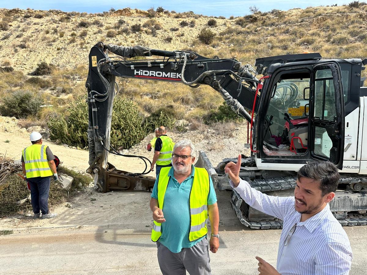 El concejal de Infraestructura Pública, Cristian Palomares y la unidad de trabajo que ejecuta las obras.