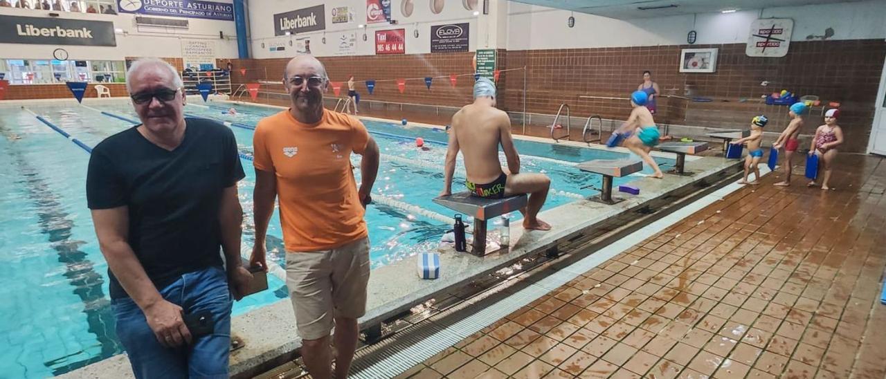 José Luis Vitos (izquierda) y José Manuel González, ayer, en la piscina Manuel Llaneza. | A. Velasco