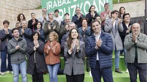 Imanol Pradales, candidato del PNV, en primer plano y Andoni Ortuzar detrás en un acto de campaña.