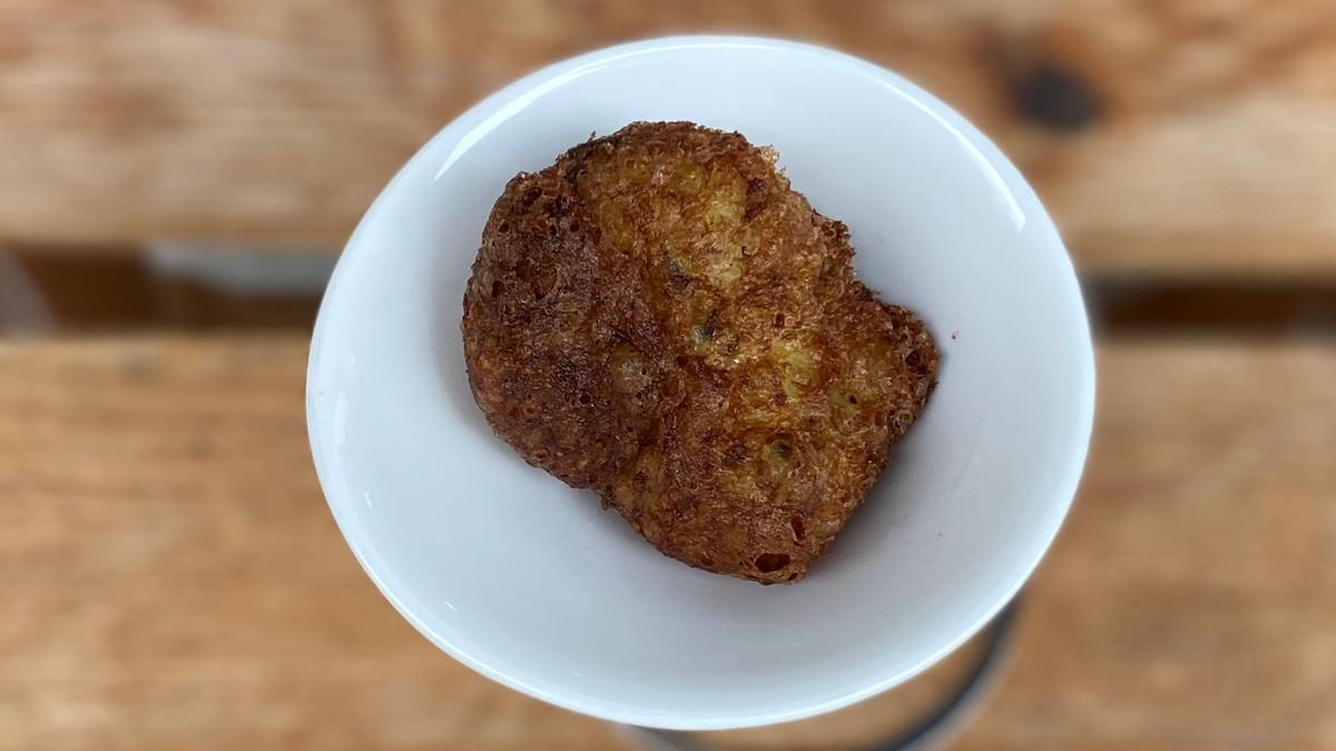 Buñuelo líquido de 'trinxat' con manzana ahumada del restaurante Avenir.