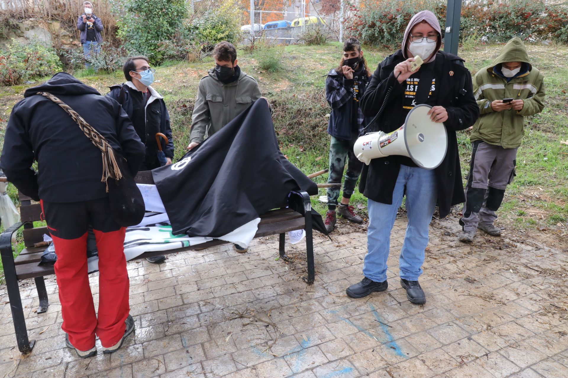 Varios centenares de personas se manifiestan por el centro social Cals Flares de Alcoy