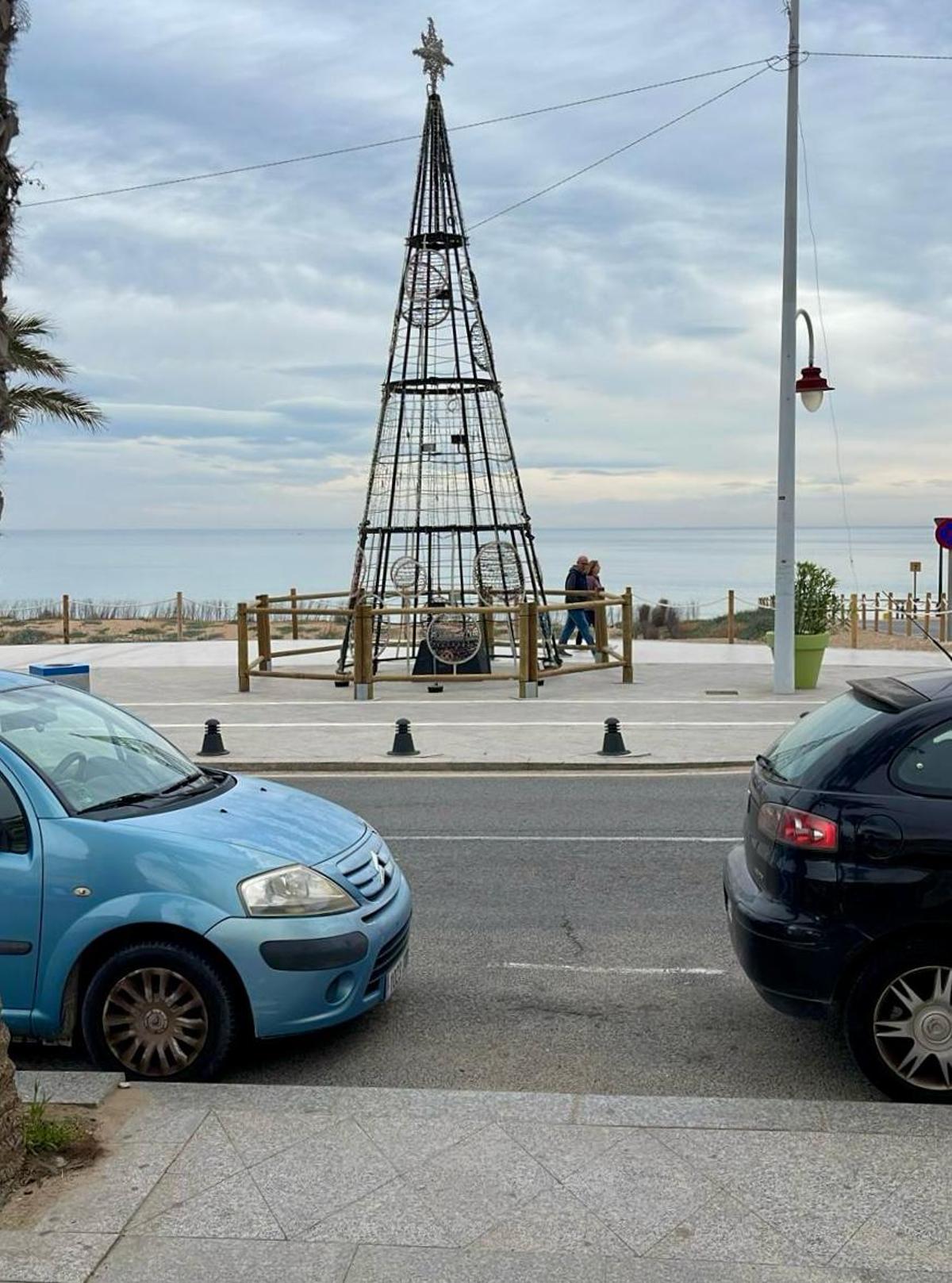 Árbol de Navidad en Arenales del Sol, este lunes