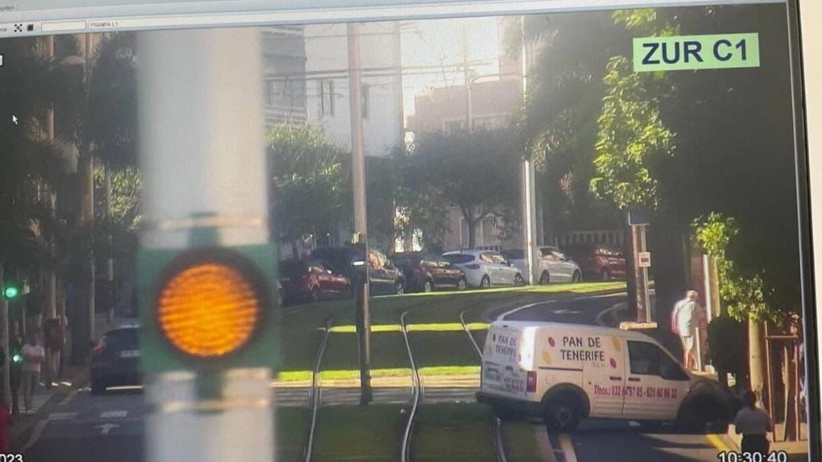 Vehículo atravesado en las vías del tranvía en Santa Cruz de Tenerife.