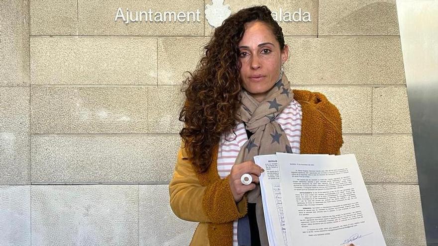 Mari Ángeles Sánchez, mare de la menor atropellada, amb les signatures recollides.