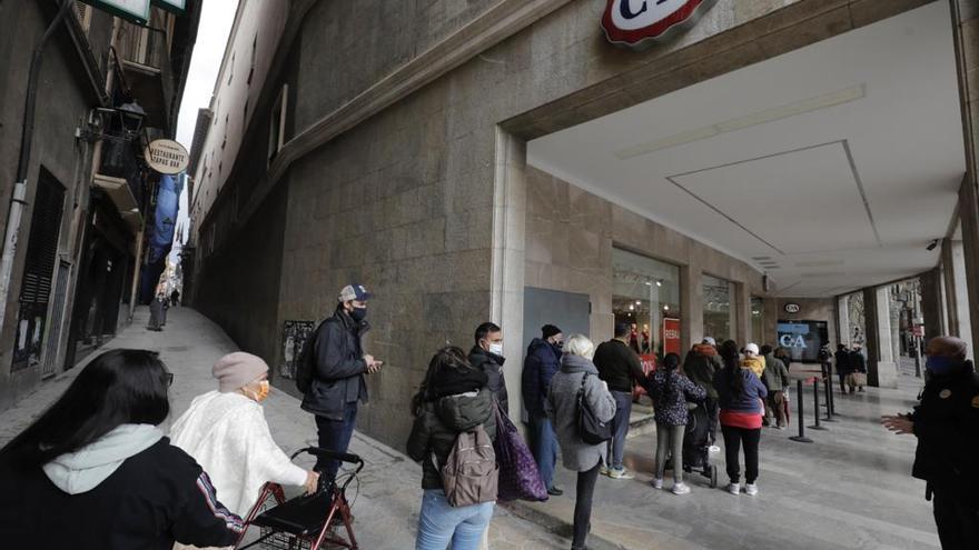 Largas retenciones en la autopista y colas de clientes por fiebre comercial antes de las nuevas restricciones