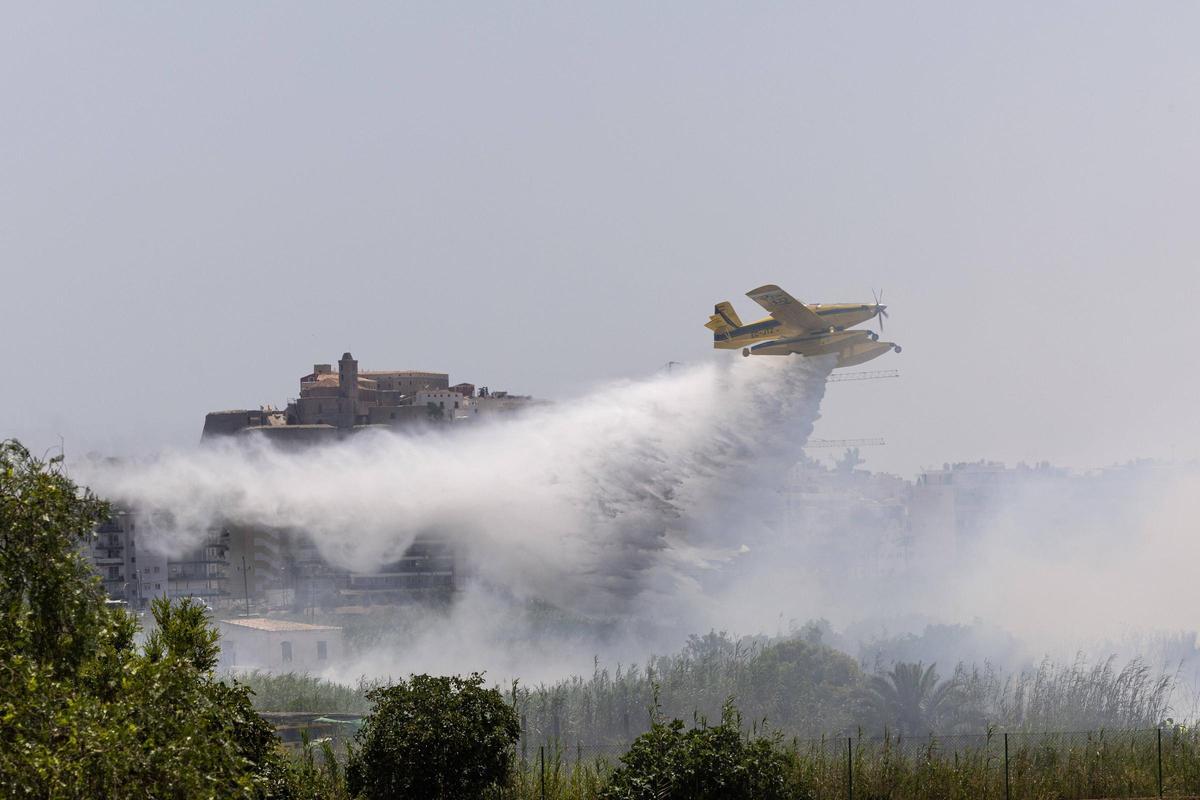 El operativo de emergencias localiza el origen del incendio de ses Feixes des Prat de ses Monges de Ibiza