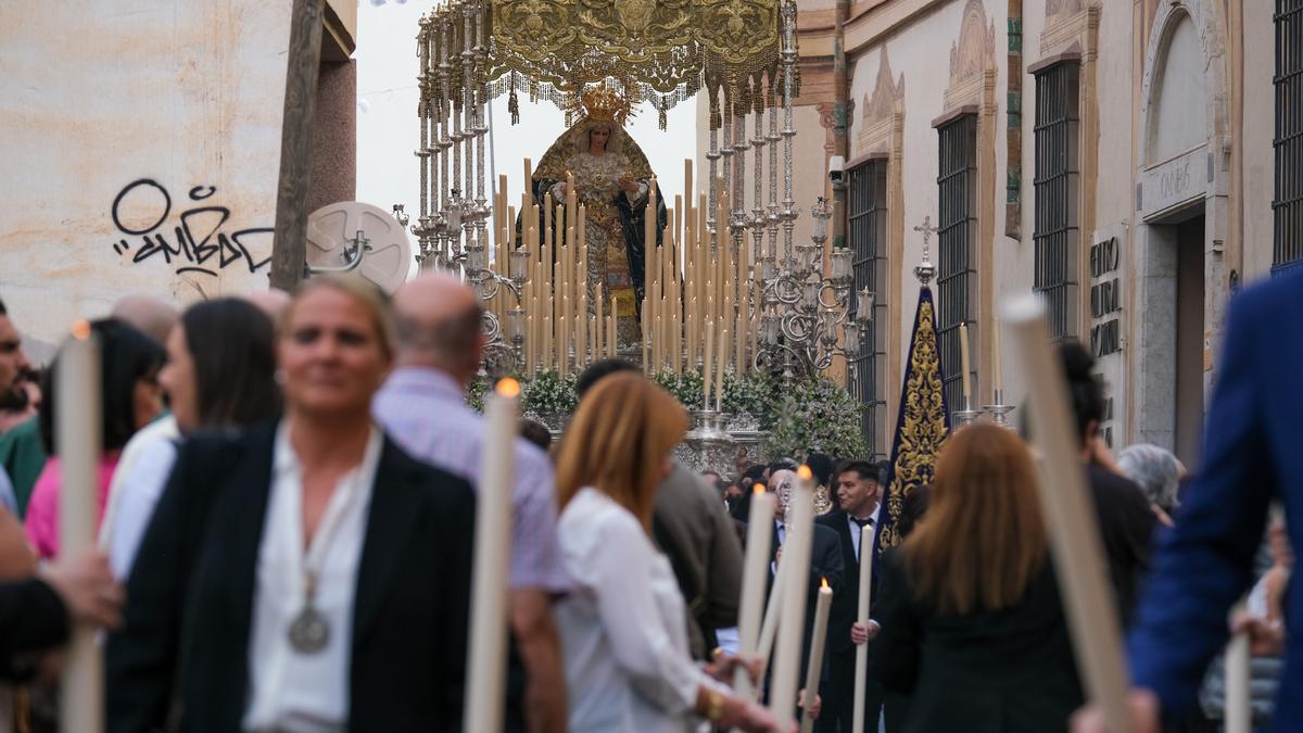Imágenes de la procesión extraordinaria de la Virgen del Amparo por su 75 aniversario