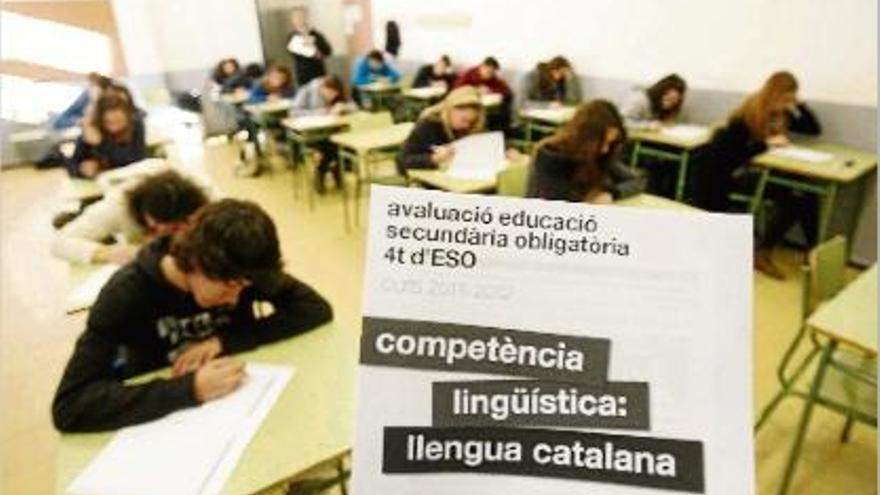 Una aula de quart d&#039;ESO de l&#039;institut Jaume Vicens Vives fent una de les proves d&#039;avaluació, ahir al matí.