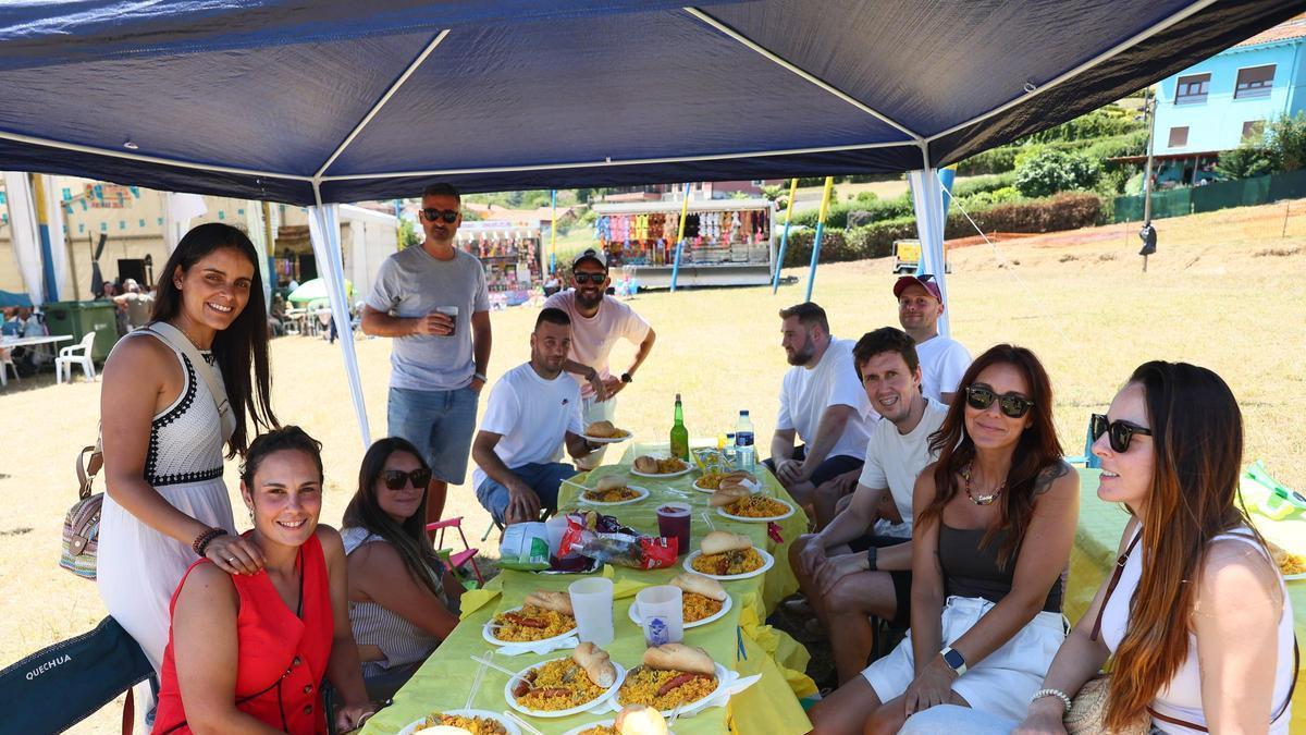Por la izquierda, Silvia Peláez, Leila Berdasco, Bárbara García, Jose Díaz, Pablo Menéndez, Adrián González, Adrián Rodríguez, Jonás Collada, Samuel Vara, Lucía Alonso, Leticia Vázquez compartiendo mesa.
