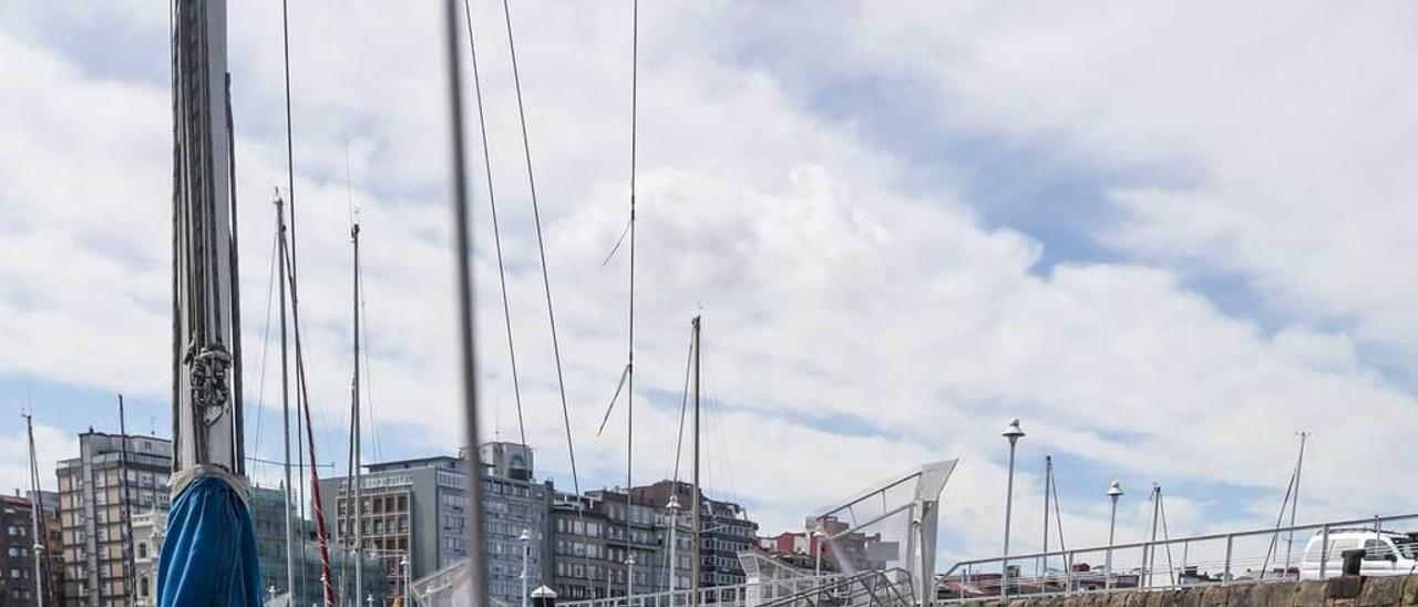 Embarcaciones amarradas en el puerto deportivo de Gijón.