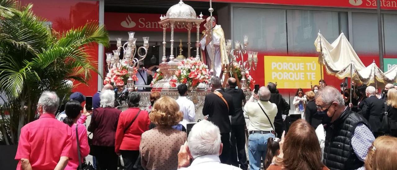 El párroco de San Francisco, Miguel Ángel Navarro, bendijo el mar en la plaza de La Candelaria.