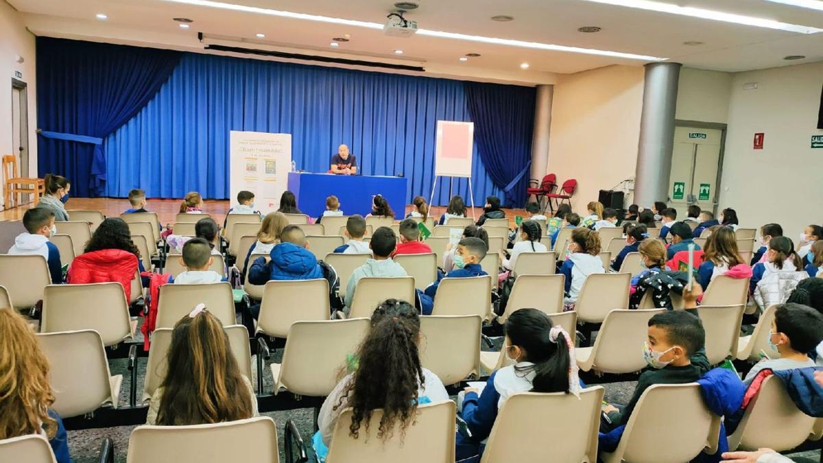 Comienzan a celebrarse los ‘Encuentros con Autor 2022’ para los centros escolares del municipio de Lorca con gran éxito de participación.