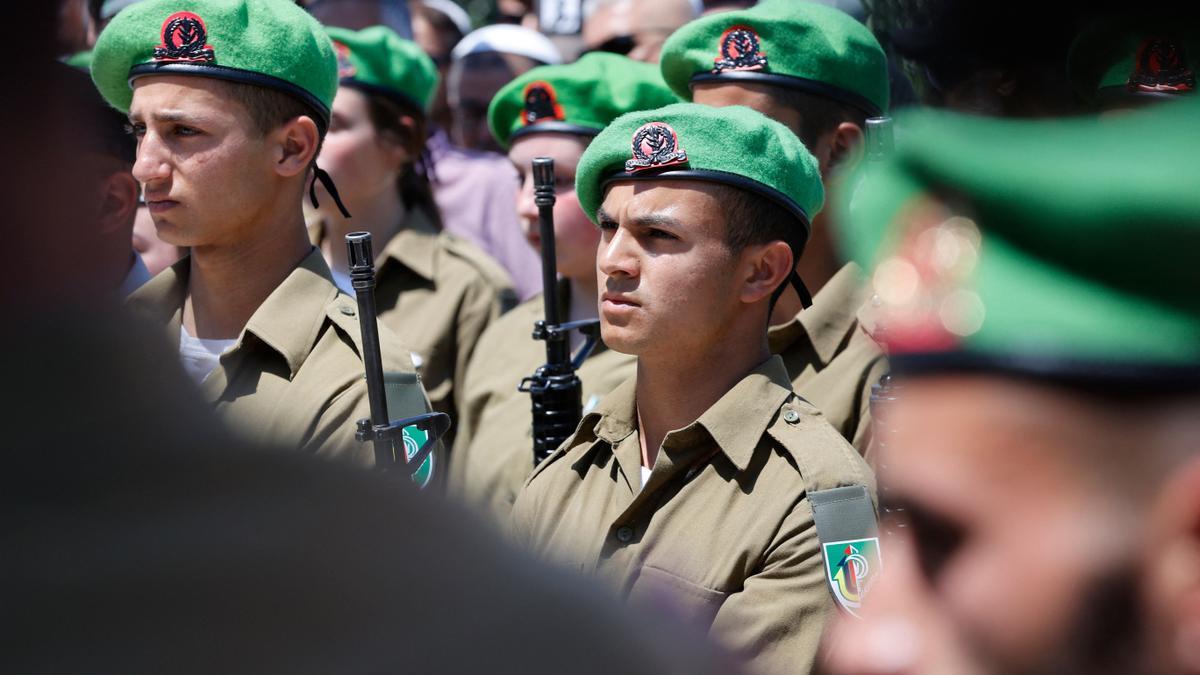 Jóvenes soldados israelís acuden al funeral de un compañero de filas en el norte del país, el pasado mes de mayo.