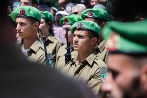 Jóvenes soldados israelís acuden al funeral de un compañero de filas en el norte del país, el pasado mes de mayo.