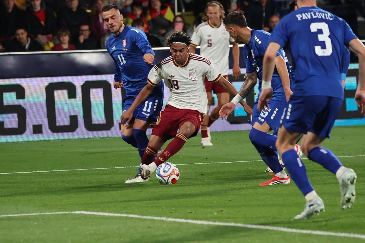 Lamine Yamal  intenta desbordar a uno de los defensas serbios.