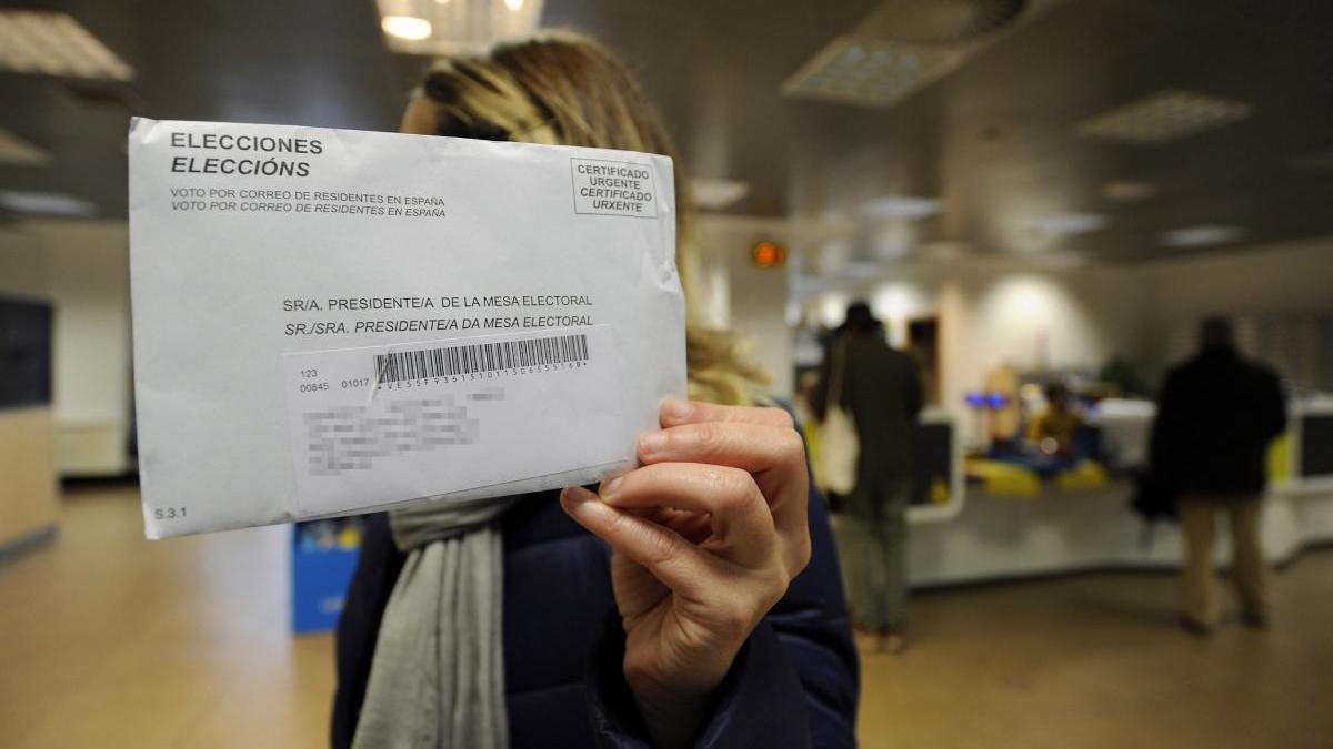 Los electores pueden solicitar el voto por correo tanto presencialmente como online. // Bernabé / Javier Lalín