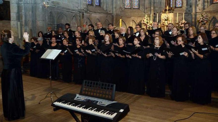 La Sociedad Coral Polifónica de Pontevedra durante un recital. // Rafa Vázquez