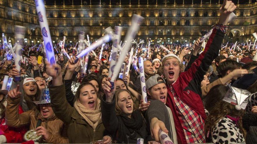 Los jóvenes durante la celebración de la Nochevieja Universitaria de 2014