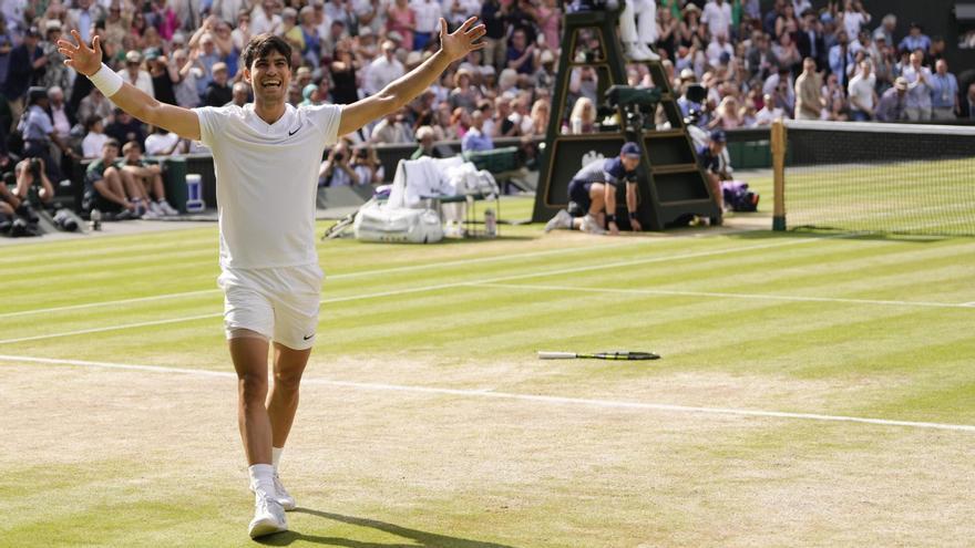 Carlos Alcarz celebra su victoria en Wimbledon.