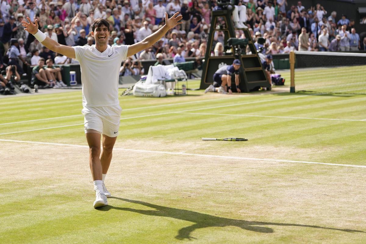 Carlos Alcarz celebra su victoria en Wimbledon.