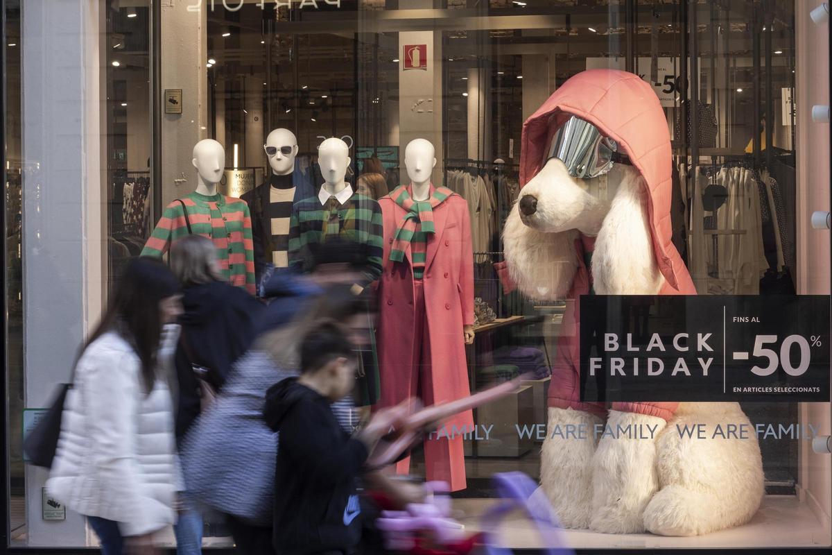 Una familia pasea por el centro de Barcelona durante la semana del Black Friday del año pasado