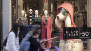 Una familia pasea por el centro de Barcelona durante la semana del Black Friday del año pasado