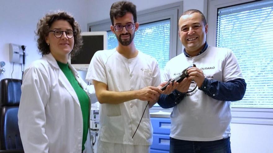 Bárbara González de Cangas, Jaime Grobas y Manuel Guerra con el nuevo aparato en la consulta del Otorrino, en Jarrio.