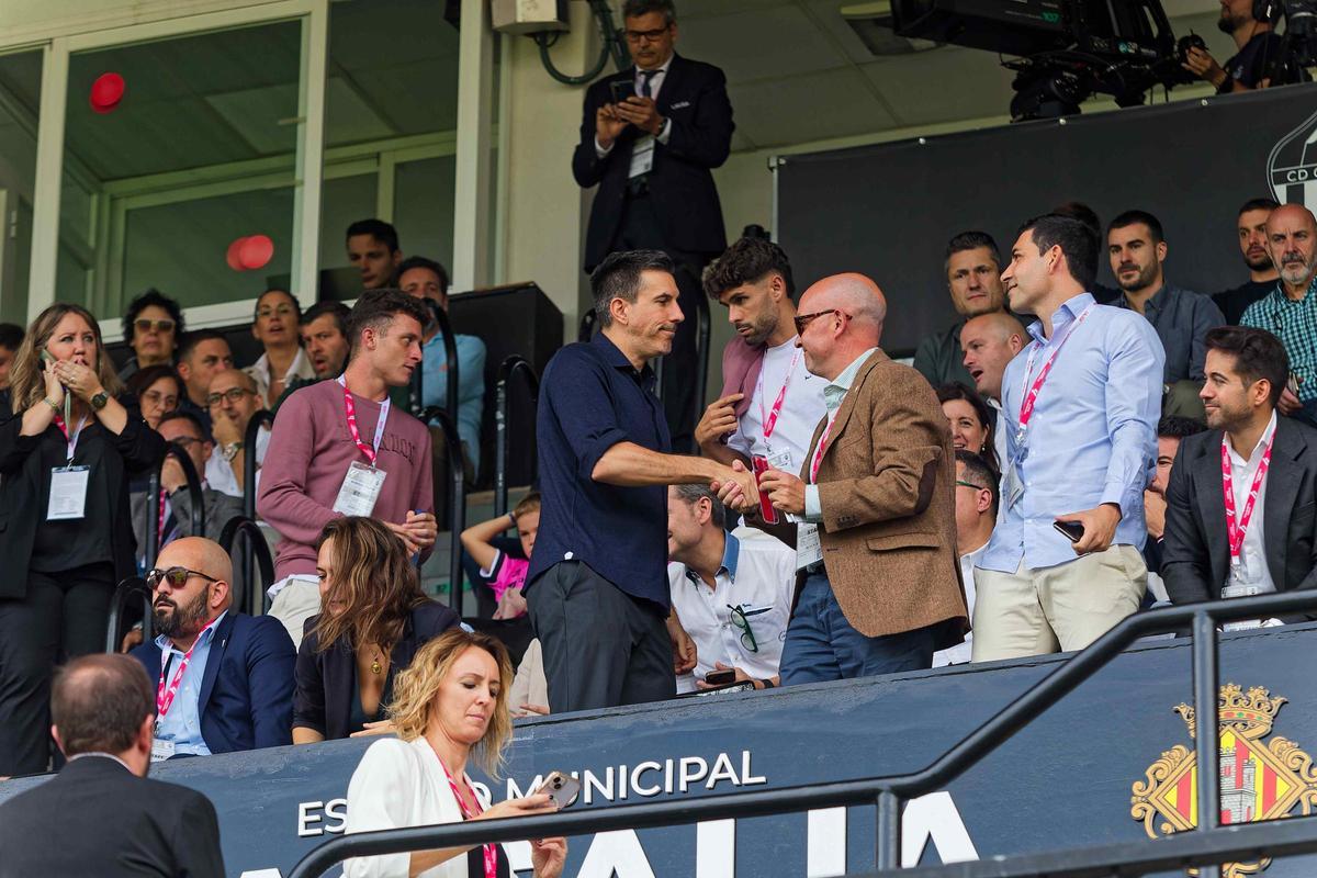 El presidente Voulgaris saluda a su llegada al palco, en los instantes previos al inicio del encuentro.