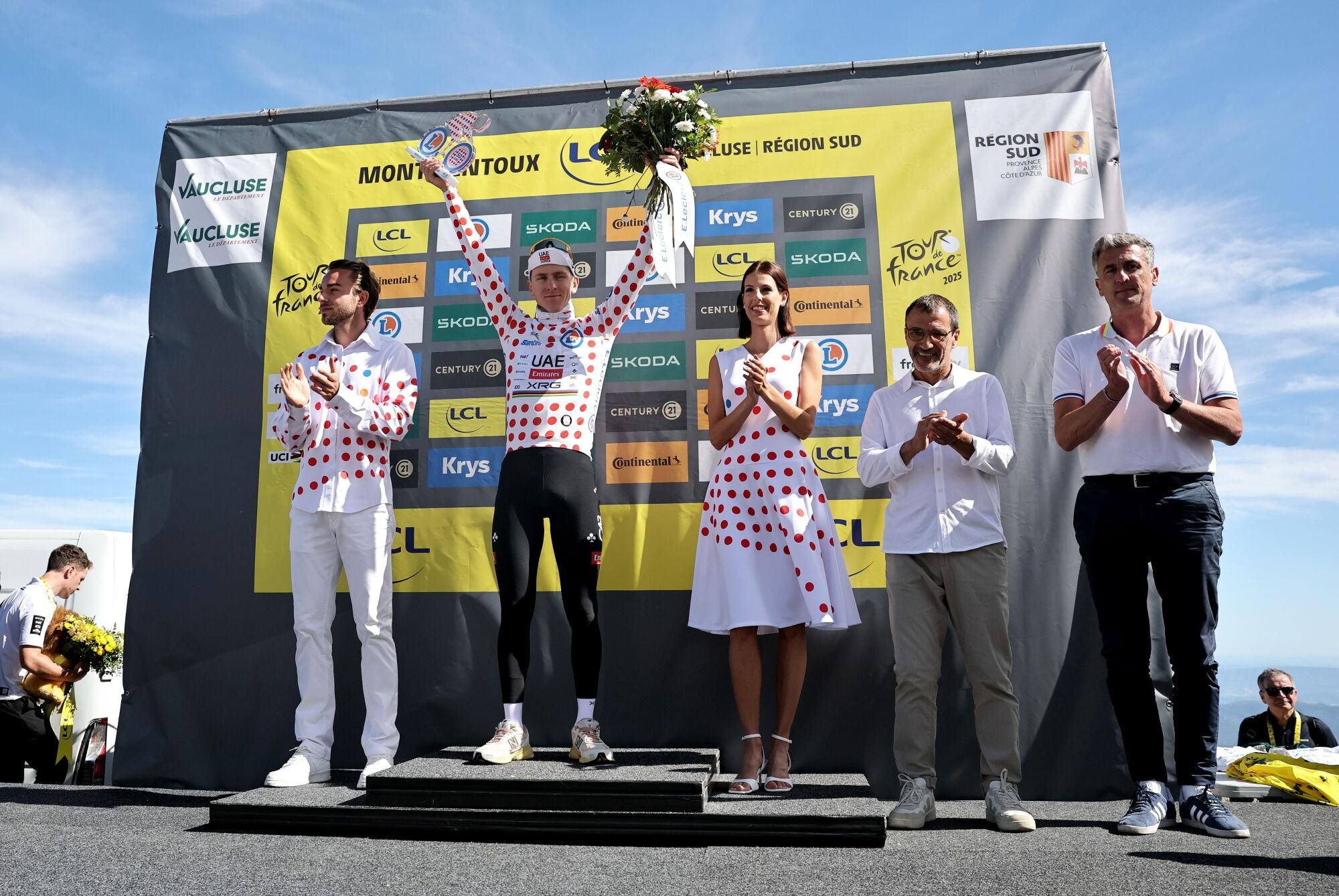 Mont Ventoux (France), 22/07/2025.- Polka Dot jersey best climber Slovenian rider Tadej Pogacar of UAE Team Emirates celebrates on the podium after the 16th stage of the Tour de France cycling race over 171.5km from Montpellier to Mont Ventoux, France, 22 July 2025. (Ciclismo, Francia) EFE/EPA/CHRISTOPHE PETIT TESSON