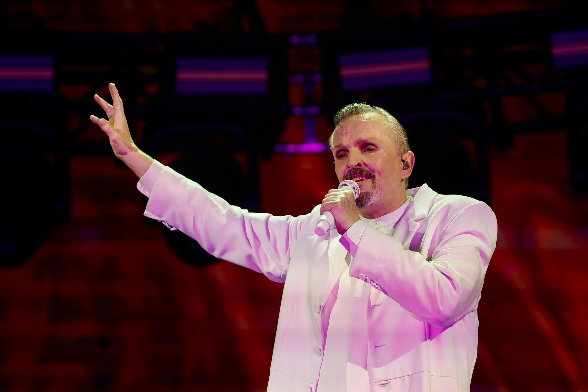 Miguel Bosé disfruta sobre el Ciutat