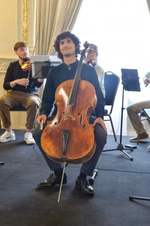 Encuentro con el joven violonchelista Kevin Santana en el Gabinete Literario