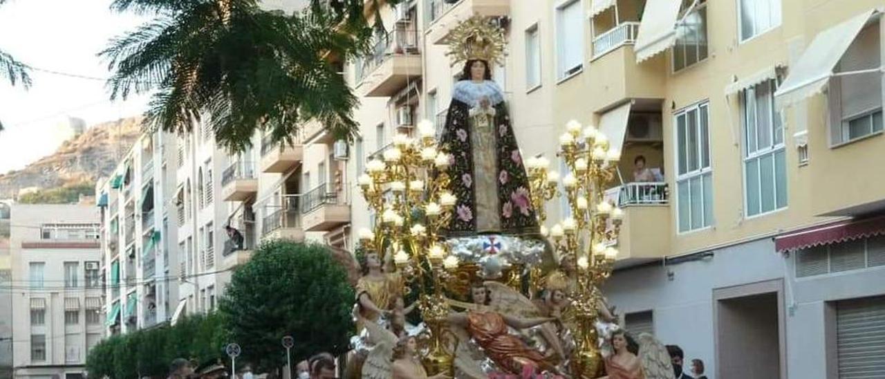 Un momento de la procesión de la patrona de Monóvar.