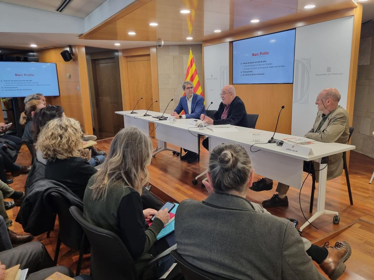 El secretario de Infraestructures i Mobilitat, Manel Nadal, junto al director general de Ifercat, Jordi Julià (a su derecha), y Jonatan Calafí, responsable técnico del proyecto, el día de la presentación a los operadores en la Conselleria de Territori, a principios de marzo.